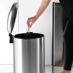 Primanova Bombe Kapaklı Çöp Kovası 30 Lt Krom