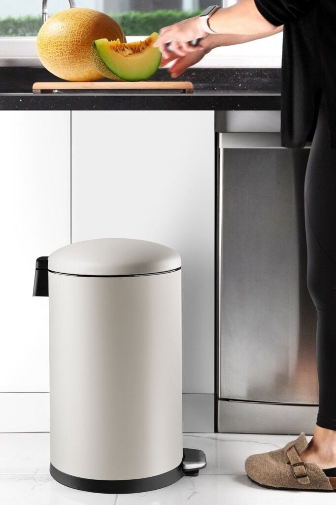 Primanova Bombe Kapaklı Çöp Kovası 30 LT Mat Bej - İç Kısım Siyah