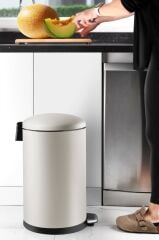 Primanova Bombe Kapaklı Çöp Kovası 30 LT Mat Bej - İç Kısım Siyah