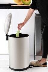 Primanova Bombe Kapaklı Çöp Kovası 30 LT Mat Bej - İç Kısım Siyah